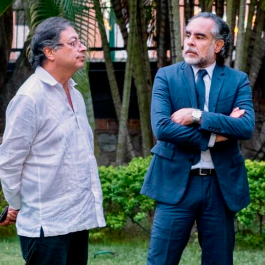 En la imagen, el presidente Gustavo Petro junto al vigente embajador de Colombia en Venezuela, Armando Benedetti, quien seguirá en su cargo hasta finales de junio. FOTO CORTESÍA