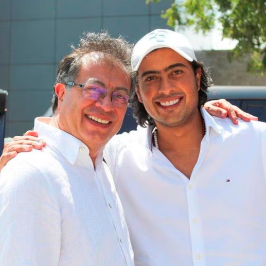 Nicolás Petro (derecha en la imagen) aseguró que ha recibido presiones en su proceso penal para hablar sobre su papá, el presidente Gustavo Petro (izquierda). FOTO CORTESÍA