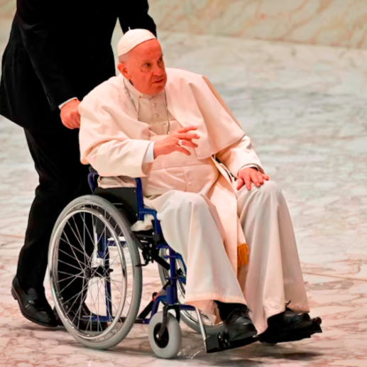 Papa pasó una buena noche, después de someterse a una cirugía abdominal. Foto: AFP. 