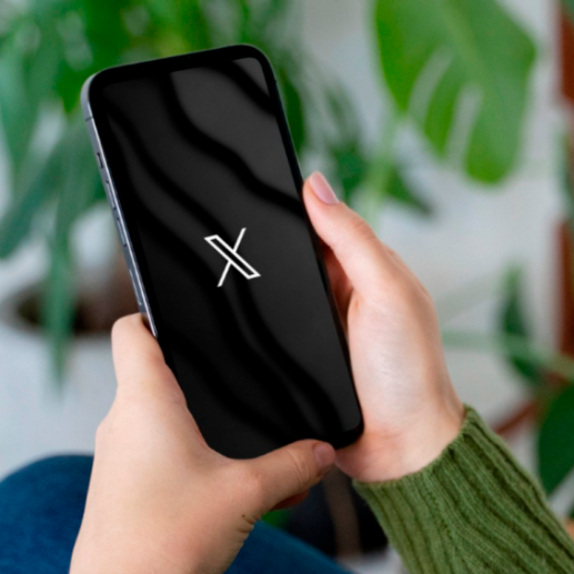 X, después de la compra de Musk, se retiró del código europeo contra la desinformación. FOTO FREEDPIK