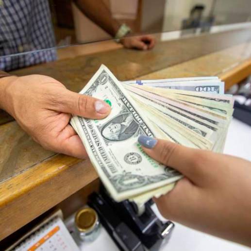 El dólar rompió el piso de los $4.200 en Colombia este miércoles. FOTO CARLOS VELÁSQUEZ