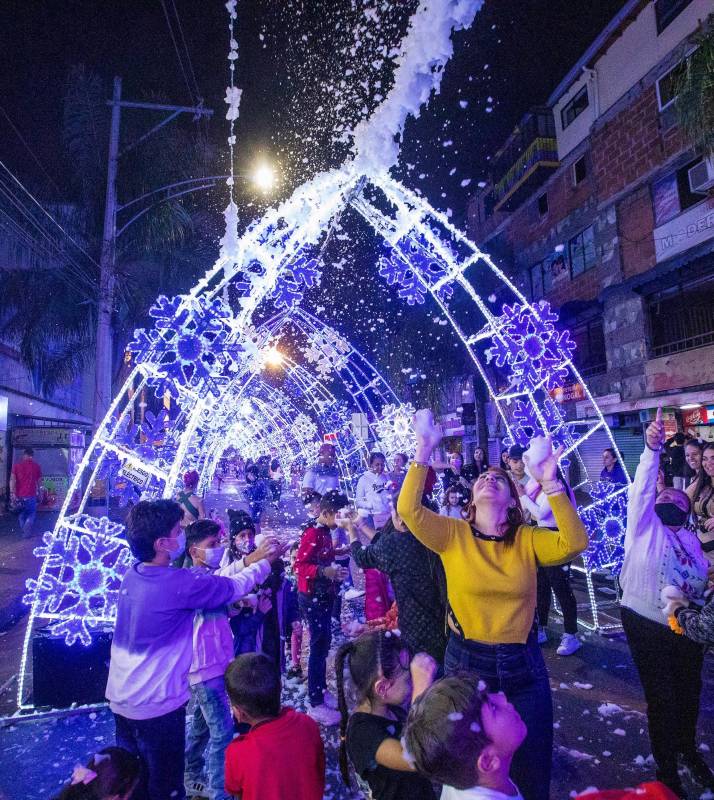 En el Aburrá, locales y visitantes gozan con el encuentro al aire libre y la iluminación. FOTO CARLOS VELASQUEZ