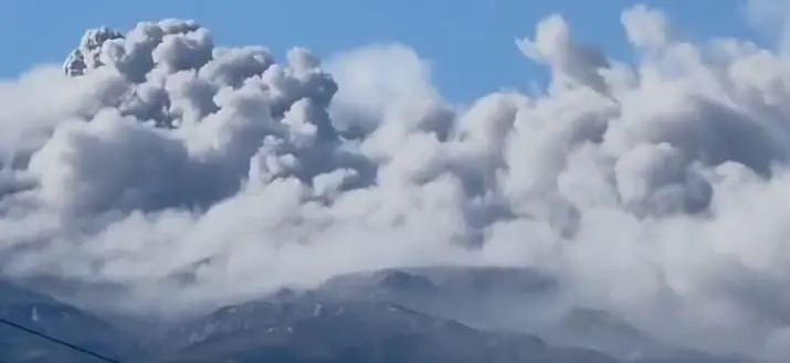 La emisión de ceniza registrada este 1 de junio produjo una columna de aproximadamente 800 metros de altura sobre el volcán Puracé, uno de los sistemas volcánicos más vigilados de Colombia. FOTO: redes sociales.