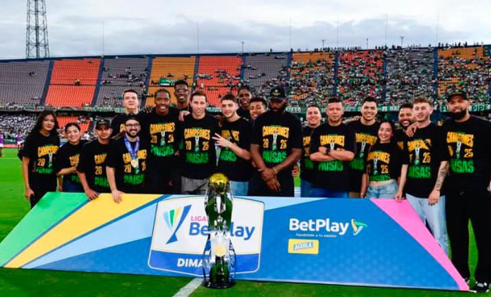 El quinteto de Paisas, campeón de la Liga Profesional fue invitado por Atlético Nacional para rendirle un homenaje en el Atanasio Girardot. FOTO CORTESÍA PAISAS 
