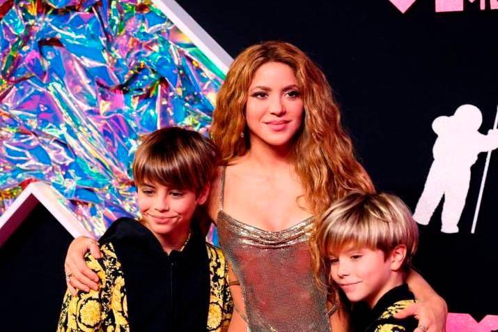 De izquierda a derecha están Milan (hijo mayor), Shakira y Sasha (menor). FOTO COLPRESNA