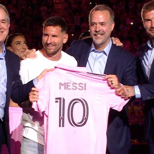 Lionel Messi ya posó oficialmente con la 10 del Inter Miami, la lado del los propietarios del club, Jorge Más (izq.), José Más (centro) y David Beckham (der.). FOTO: MLS