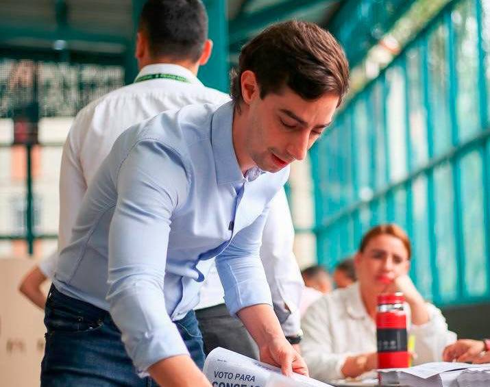 El candidato a la Alcaldia de Medellín ejerció su derecho al voto en la mañana del domingo 29 de octubre. Foto: Tomada de la cuenta de X de Juan Carlos Upegui.