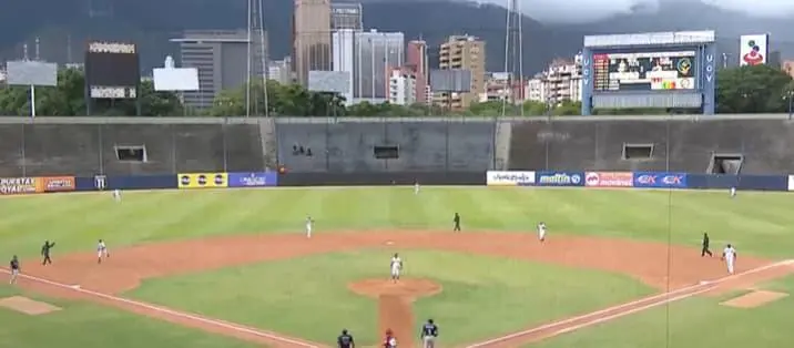 Jugadores y aficionados vivieron momentos de angustia en el Estadio Universitario de Caracas cuando los terremotos de magnitud 7,2 y 7,5 interrumpieron un partido de béisbol en plena competencia. FOTO: Tomado de X, Alerta News 24.