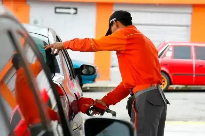 Gasolineras advierten que tendrán que ajustar su planta de personal. FOTO COLPRENSA. 