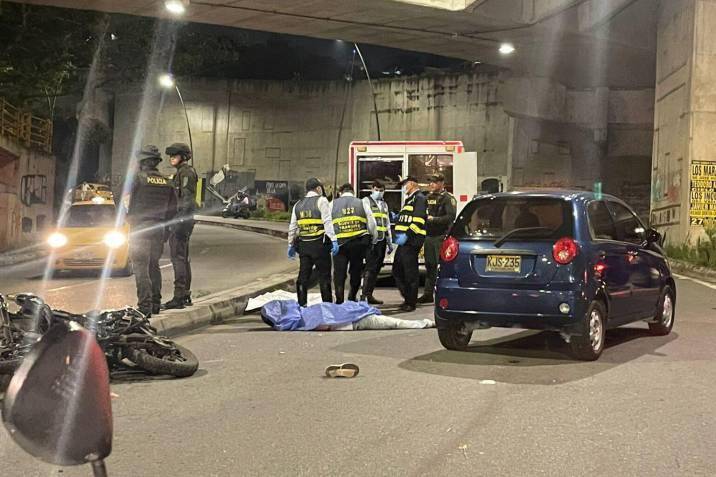 La vía permaneció cerrada la tarde y noche del domingo, 26 de marzo. FOTO: Colprensa