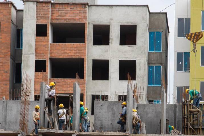 Las altas tasas de interés y los costos de construcción seguirán afectando la dinámica de las ventas, lanzamientos e iniciaciones de vivienda nueva en Colombia. FOTO: Colprensa.