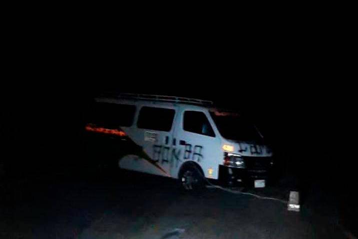 Este es el vehículo abandonado en una vía del Catatumbo y que fue grafiteado con la amenaza de “carro bomba”. FOTO: Colprensa