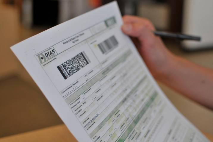 El decreto entra en vigor el 1 de junio de 2025. Mientras tanto, gremios como Fenalcarbón, Colfecar, Asopartes y Acodrés. ya anunciaron acciones judiciales, y el Consejo Gremial evalúa llevar el caso a instancias constitucionales. FOTO: Colprensa