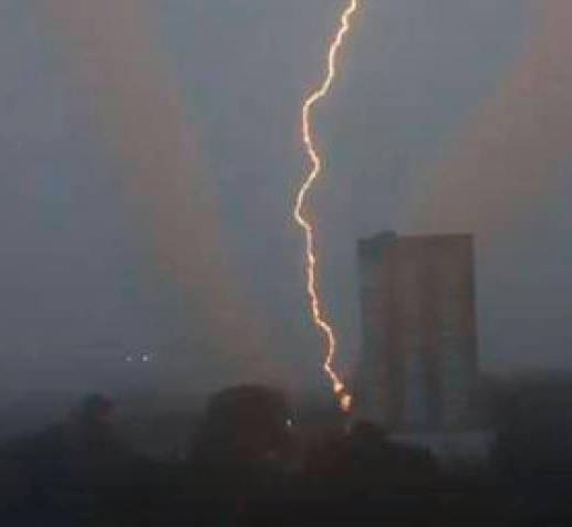En el video se ve el momento en el que el rayo cae y aparentemente impacta la parte baja de un edificio. FOTO: Captura de video