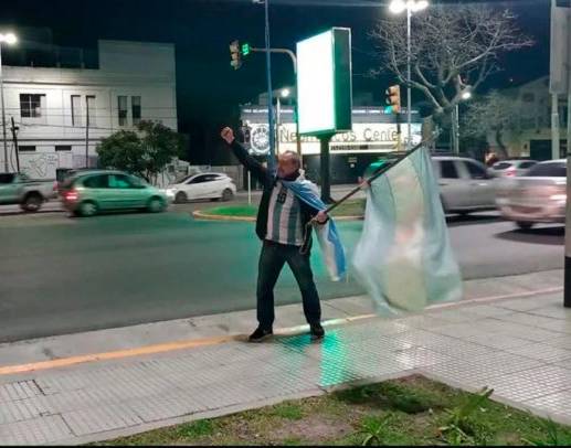 Guillermo sale a la calle a las 8:00 p.m. a celebrar el título de Argentina FOTO CORTESÍA