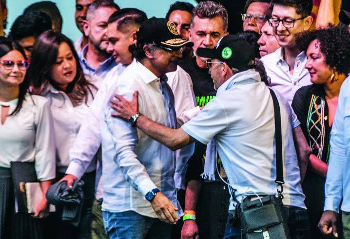 El controvertido “tarimazo” que realizó el gobierno de Gustavo Petro en La Alpujarra, en Medellín, evento que tuvo como invitados y en tarima a cabecillas de bandas del Valle de Aburrá. Foto: Julio C. Herrera