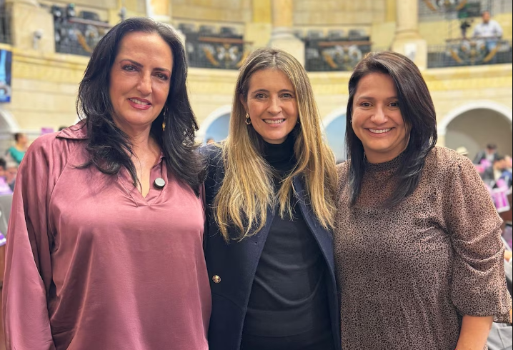 María Fernanda Cabal, Paloma Valencia y Paola Holguín no volverán al Congreso independiente del resultado que elija a la candidata uribista. FOTO: TOMADO DE X