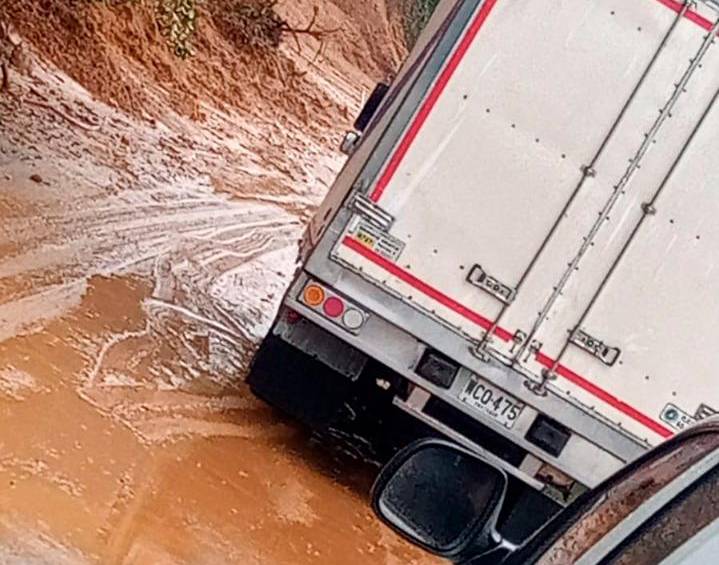 Esta imagen corresponde al deslizamiento en la vía que tiene cerrada la vía Urrao-Concordia. FOTO: CORTESÍA