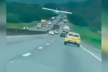 En video: ¡Impresionante maniobra! Una avioneta aterrizó en plena autopista de Brasil