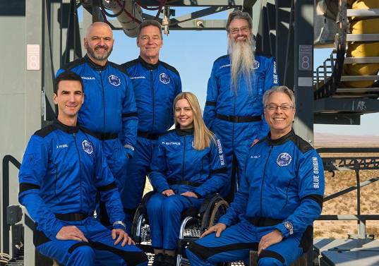 Michaela Benthaus se convirtió en la primera persona usuaria de silla de ruedas en viajar al espacio. FOTO: BLUE ORIGIN
