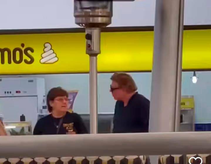 Esta es una de las imágenes que se conocen de la supuesta visita de Rose a Medellín, en el Parque Comercial El Tesoro. FOTO Captura de video.