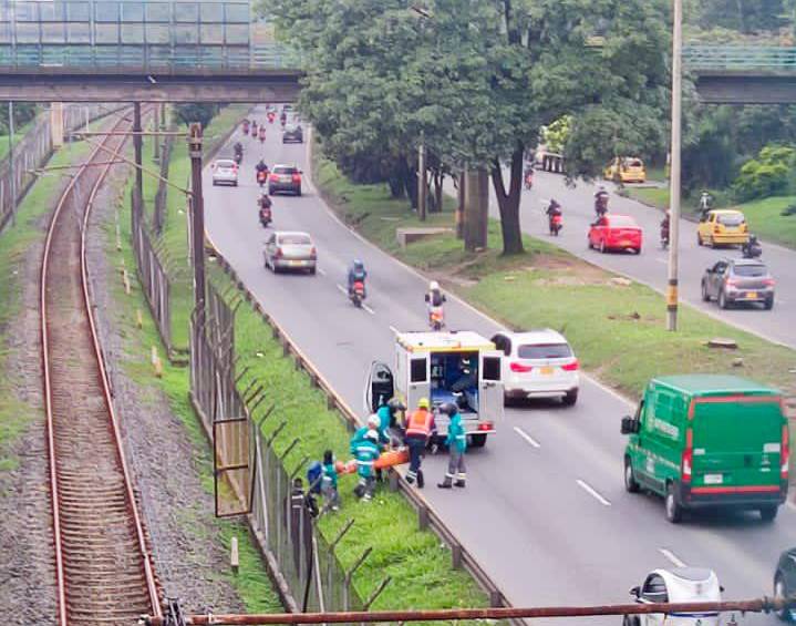 Una persona cayó desde el Puente de Barranquilla a la línea del Metro. FOTO Cortesía