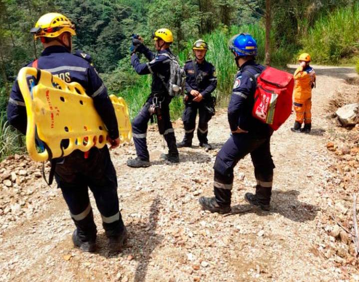 Más de 36 personas se necesitaron para rescatar al joven aventurero. FOTO: CORTESÍA