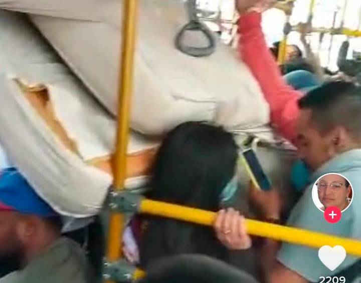 Este hecho ocurrió en un bus del Sistema Integrado de Transporte Público (SITP). FOTO CAPTURA DE PANTALLA