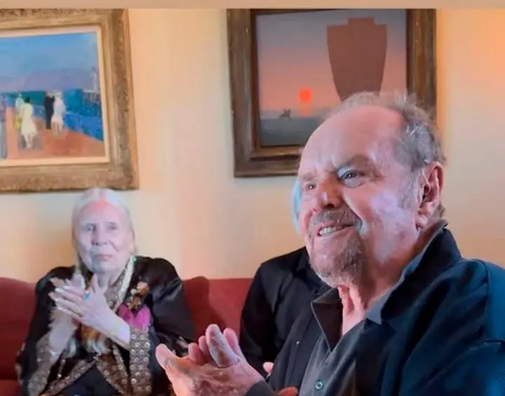 Foto de Jack Nicholson compartida por su hija en redes sociales al cumplir este año 89 años. Al fondo se puede ver a la cantante Joni Mitchell. FOTO Redes sociales @lnicholson