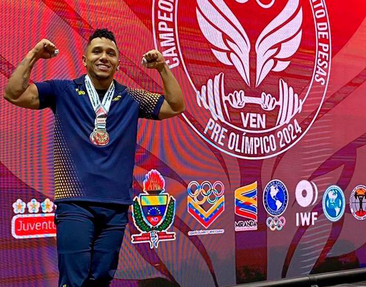 El colombiano es doble medallista Olímpico: ganó plata en Tokyo 2020 y bronce en Río 2016. FOTO @MinDeporteCol