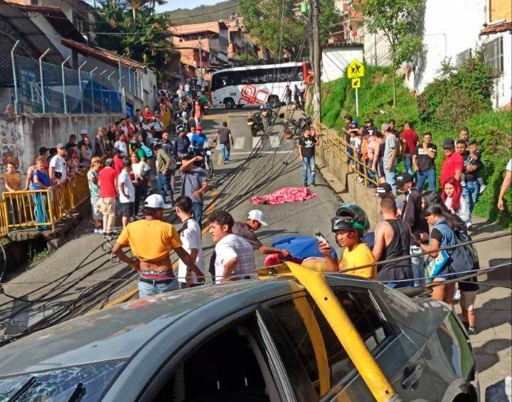 Algunos vecinos prestaron ayuda a los lesionados. FOTO: CORTESÍA DENUNCIAS ANTIOQUIA