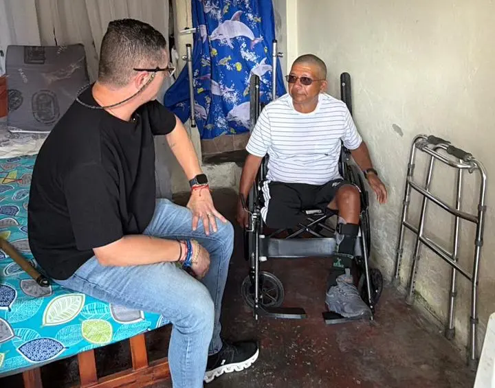 Santiago y Héctor hablando en su casa en San Antonio de Prado. FOTO: Cortesía