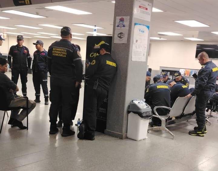Son 22 socorristas de Medellín que permanecen en un aeropuerto venezolano a la espera de que les autoricen el ingreso a ese país. Foto: Cortesía
