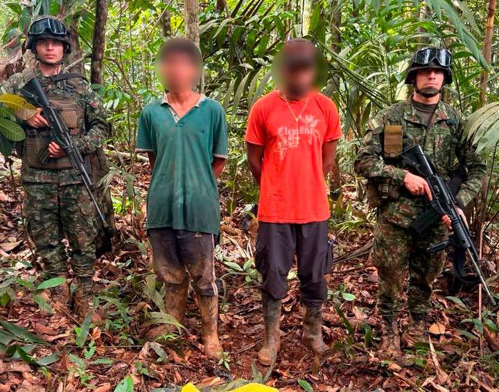 Los dos miembros de las disidencias y el Eln se entregaron a la Fudra en Anorí. FOTO: EJÉRCITO