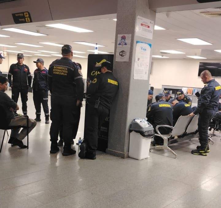 Son 22 socorristas de Medellín que permanecen en un aeropuerto venezolano a la espera de que les autoricen el ingreso a ese país. Foto: Cortesía