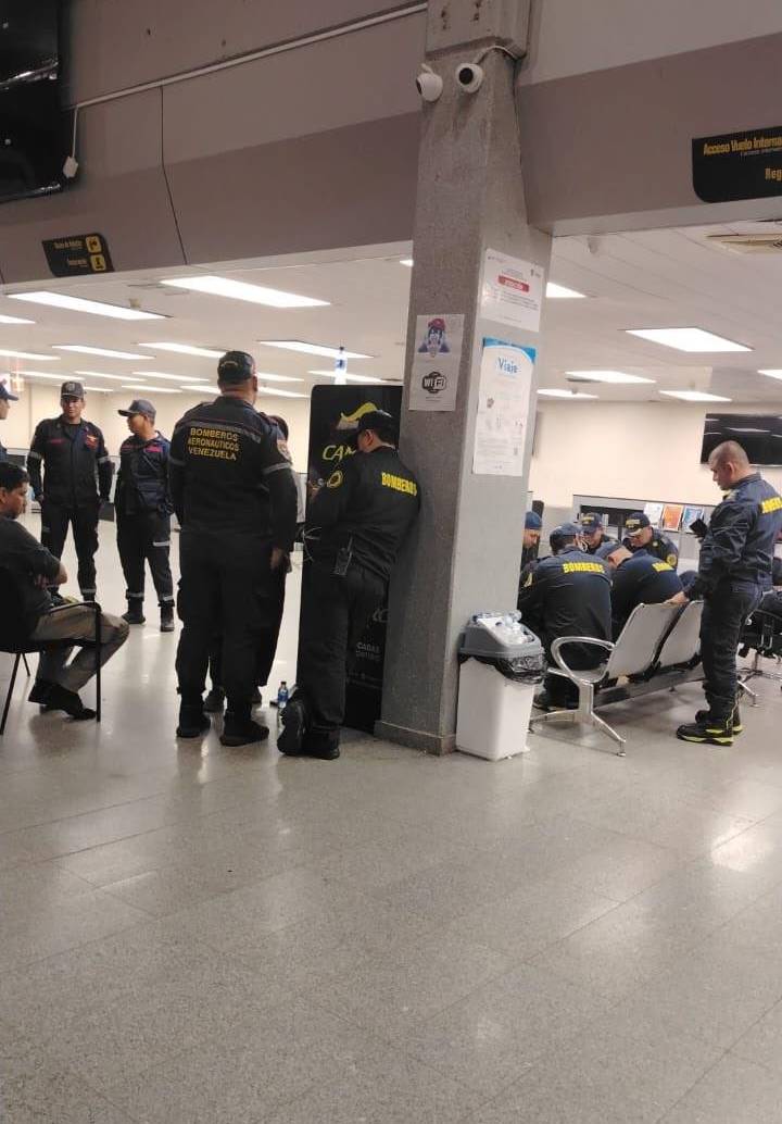 Son 22 socorristas de Medellín que permanecen en un aeropuerto venezolano a la espera de que les autoricen el ingreso a ese país. Foto: Cortesía