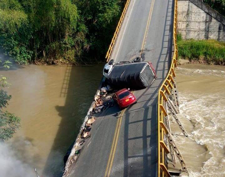 A las 3:30 de la tarde colapsó el puente El Alambrado en la vía que comunica a Quindío y el Valle del Cauca. Viajeros y habitantes grabaron cómo fue el colapso de la estructura. Autoridades investigan. FOTO cortesía