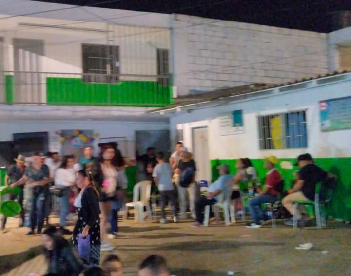 Así invaden desde la fonda el predio de la escuela. Cada lunes, los alumnos, las profesoras y las aseadoras deben limpiar el desorden que dejan los clientes de la taberna. FOTO: Cortesía.