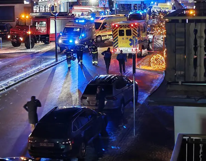 Varias personas murieron y otras resultaron heridas luego de que una explosión sacudiera un bar en la lujosa estación de esquí alpino de Crans-Montana, en Suiza.