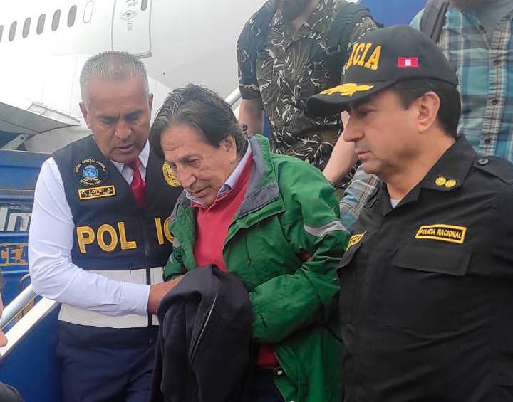 Toledo fue detenido inmediatamente por la Policía al aterrizar su avión en el Aeropuerto Internacional Jorge Chávez de Lima. FOTO: TOMADA DE TWITTER @AlertaNews24