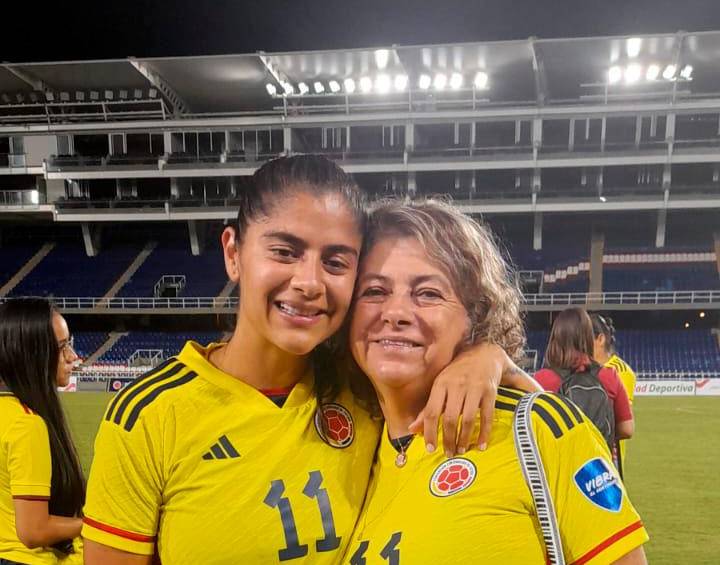 La capitana y goleadora de la Selección Colombia heredó el carácter y liderazgo de su mamá. FOTOs getty 