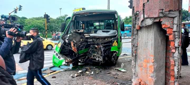 Así quedó el bus accidentado. FOTO FACEBOOK LS NOTICIAS 