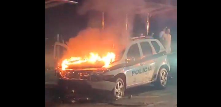 La patrulla atacada se prendió en llamadas, en una vía de Popayán. Los terroristas lograron escapar. IMAGEN TOMADA DE VIDEO.