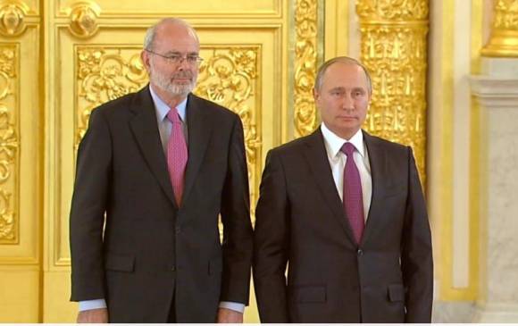 El embajador de Colombia en Rusia, Alfonso López Caballero, y el presidente ruso, Vladimir Putin. FOTO CANCILLERÍA DE COLOMBIA