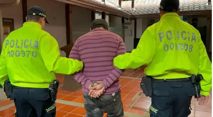 El hombre, identificado como Gonzalo Castillo Sepúlveda, fue capturado en vía pública en un barrio conocido como El Prado. Imagen: Policía Metropolitana de Bucaramanga.