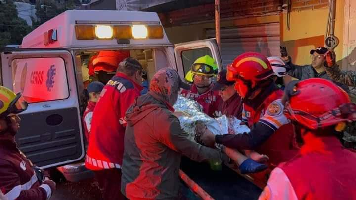 Momento en el que rescataron a una de las personas atrapadas por el alud. FOTO: PROTECCIÓN CIVIL DEL ESTADO DE MEXICO