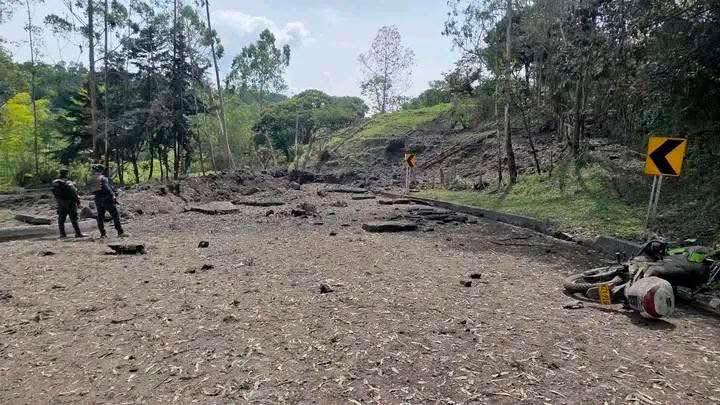 En este tramo de la vía Panamericana, en inmediaciones del municipio de Timbío (Cauca), fue detonada la bomba contra la Policía. FOTO: CORTESÍA.