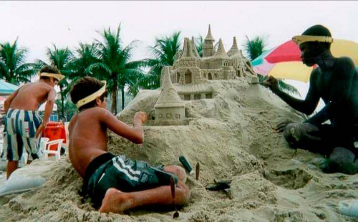 Artista que viaja por el mundo construyendo castillos de arena aterrizó en Parques del Río y pide que no lo saquen