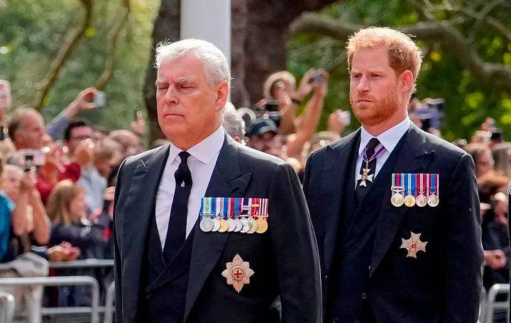 El tipo de traje que llevan Andrés (hijo de Isabel II y hermano del rey Carlos III) y Harry (hijo de Carlos III). FOTO: GETTY