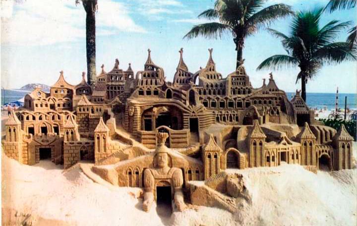 Artista que viaja por el mundo construyendo castillos de arena aterrizó en Parques del Río y pide que no lo saquen